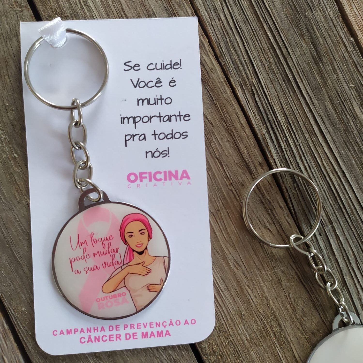 Oficina Criativa brinde presente chaveiro outubro rosa