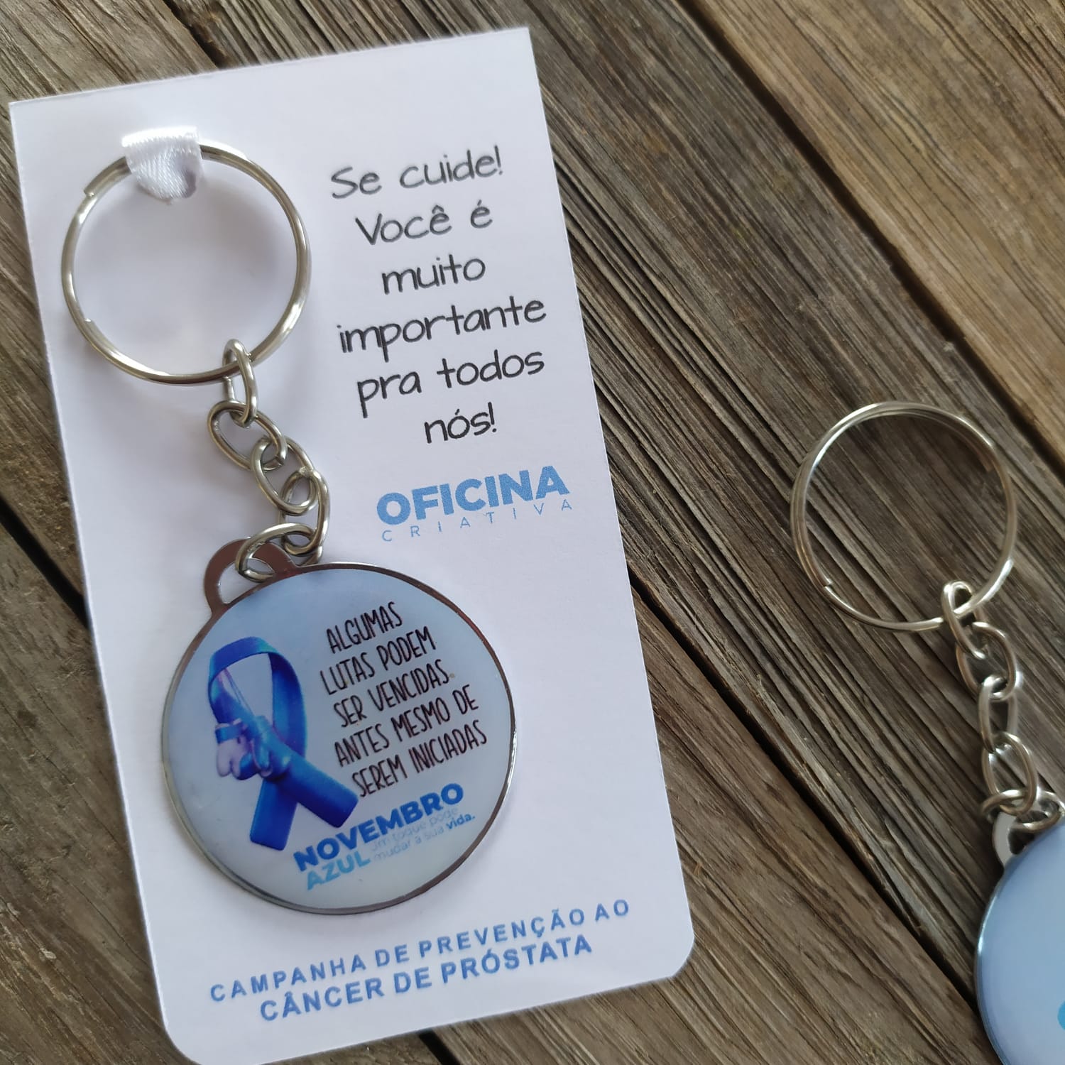 Oficina Criativa brinde presente chaveiro novembro azul