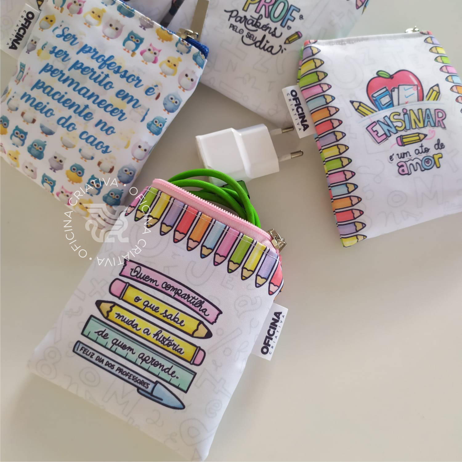 Oficina Criativa presente personalizado dia dos professores brinde porta carregador de celular