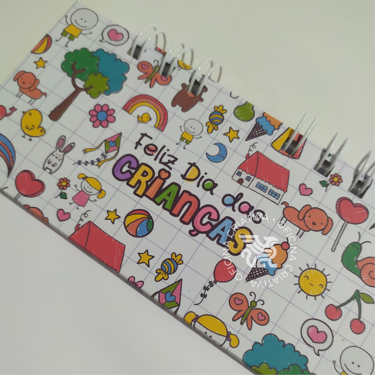 Oficina Criativa presente dia das crianças lembrancinha risque e rabisque personalizado