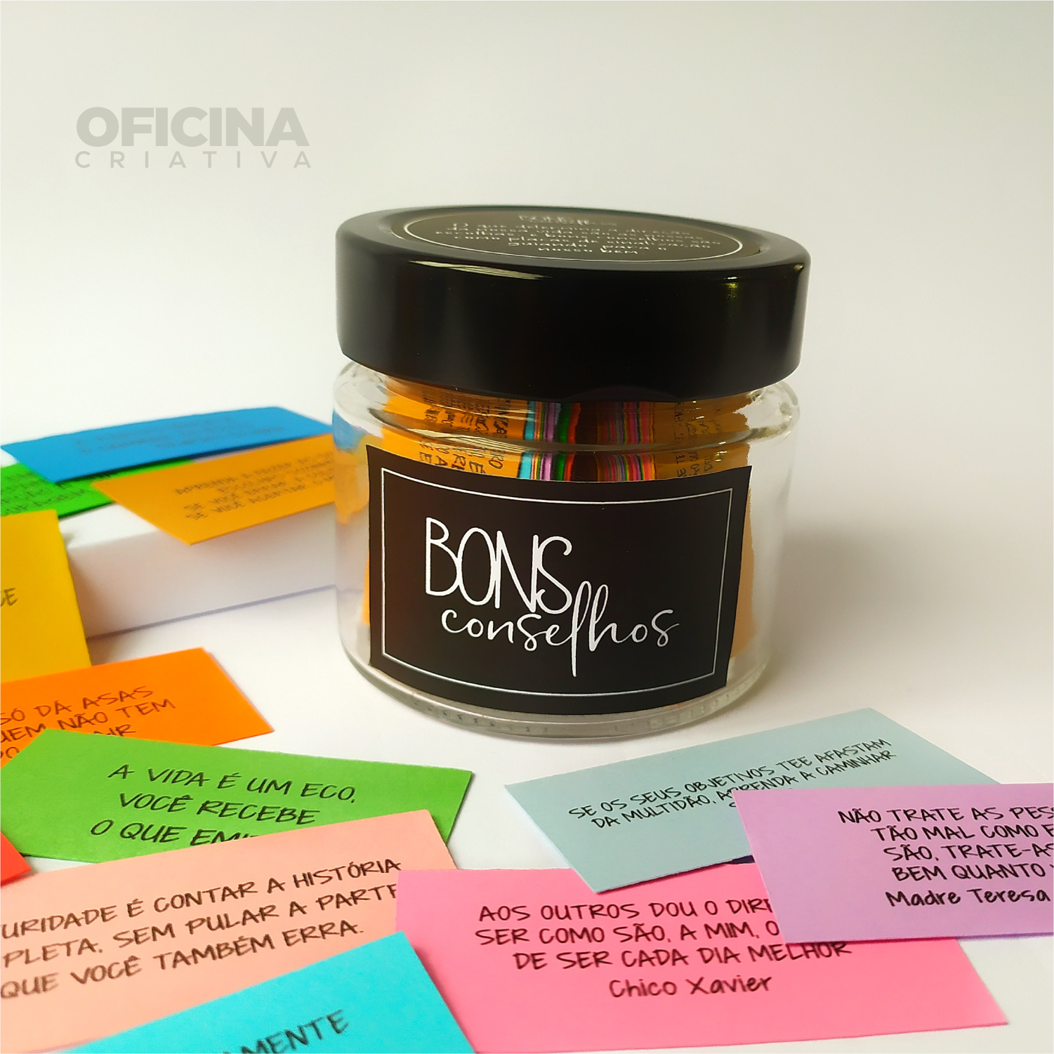 Oficina Criativa pote com mensagens motivacionais no vidro